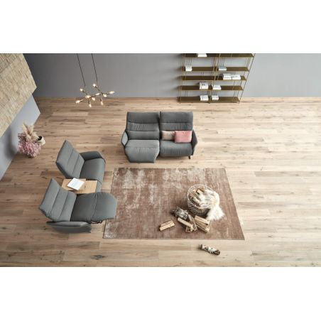 Canapé 2 places 198 cm en tissu CUMULY COMFORT 4051 avec 2 relax électriques et table intermédiaire de la marque HIMOLLA