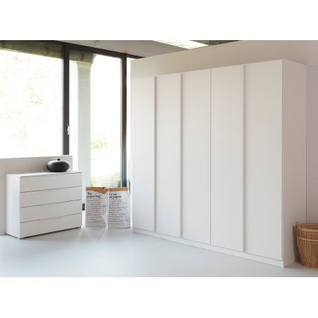 Armoire 5 portes 226 cm OBERON en décor blanc mat avec accessoires intérieurs inclus