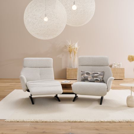 Canapé trapèze 2 places 231 cm Lounger 4362 en tissu avec 2 relax électriques et table intermédiaire de la marque HIMOLL