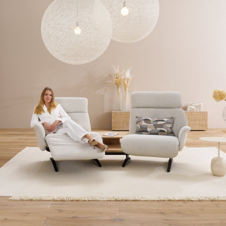 Canapé trapèze 2 places Lounger 4362 en tissu avec 2 relax électriques et table intermédiaire full option - HIMOLLA