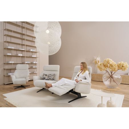Canapé trapèze 2 places Lounger 4362 en tissu avec 2 relax électriques et table intermédiaire full option - HIMOLLA