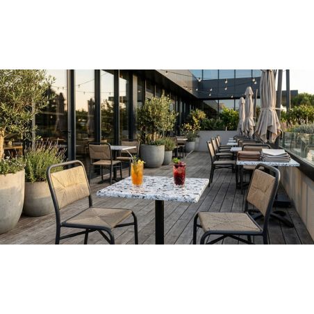Chaise de terrasse FERNAND H46 empilable d'extérieur - Aluminium noir, polyéthylène paille