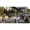 Chaise de terrasse FERNAND H46 empilable d'extérieur - Aluminium noir, polyéthylène paille