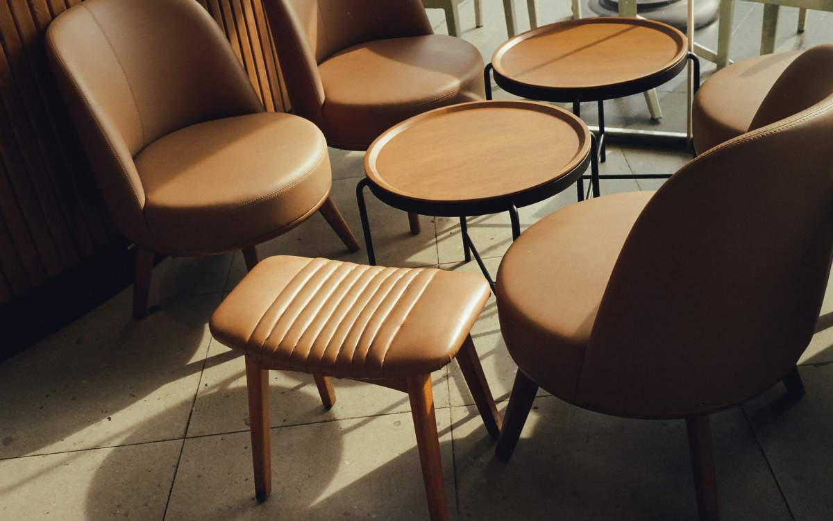 chaise brune